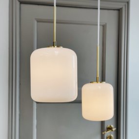 Silvia Ø15 Latón Lámpas de techo De Dyberg Larsen - Silvia es una serie de lámparas de techo realizadas en cristal opal soplado con superficie brillante, marco de latón y cable textil blanco.