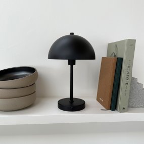 Stockholm 30cm Negro portátil De Dyberg Larsen - El pr&aacute;ctico indicador de bater&iacute;a muestra claramente cuando es el momento de cargar y, cuando est&aacute; completamente cargada, la luz brilla hasta 6 horas con una carga de bater&iacute;a.