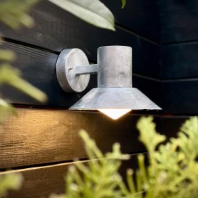 Venice Galvanizado lámpara de exterior De Dyberg Larsen - Med fokus p&aring; kvalitet och h&aring;llbarhet &auml;r den ett perfekt val f&ouml;r att lysa upp ditt hem med en exklusiv touch av dansk design.