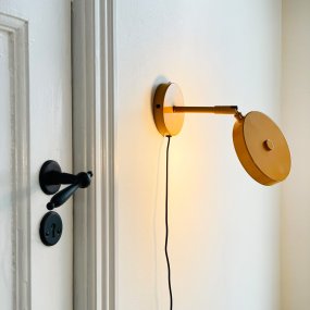 Starlight Curry lámpara de lectura De Dyberg Larsen - En stilren och praktisk v&auml;gglampa &ndash; perfekt vid s&auml;ngen i sovrummet eller som st&auml;mningsbelysning i vardagsrummet eller hallen.