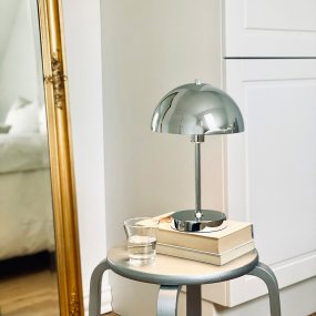 Stockholm 2.0 20cm Cromo portátil De Dyberg Larsen - Den har en praktisk str&ouml;mindikator &ndash; gr&ouml;nt ljus vid full laddning och r&ouml;tt vid l&aring;g batteriniv&aring;.