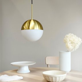 Nova Ø25 Latón De Dyberg Larsen - La combinaci&oacute;n de cristal y metal le confiere un aspecto exclusivo que encaja a la perfecci&oacute;n en los hogares escandinavos.