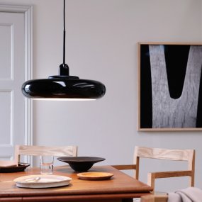 Planet Ø40 Negro Lámpas de techo De Dyberg Larsen - Los detalles de madera de caucho negra le dan un toque de diseño escandinavo.