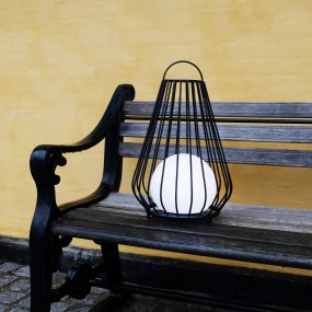 Evesham 48cm Negro portátil De Dyberg Larsen - Den stiliga svarta f&auml;rgen ger ett naturligt och i&ouml;gonfallande inslag i utomhusmilj&ouml;n och bidrar till en inbjudande atmosf&auml;r p&aring; kv&auml;llen.