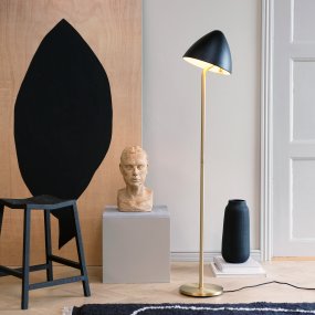 Oulu Latón lámpara de pie De Dyberg Larsen - La lámpara de pie OULU en color negro con detalles en latón añade un toque moderno y elegante a tu hogar.