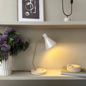 Sleep 43cm Blanco brillante lámpara de escritorio De Dyberg Larsen - Esta lámpara de mesa combina líneas simples y funcionalidad para crear una luz relajante y agradable en su entorno.