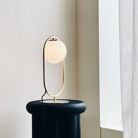 Reims 40cm Latón/blanco lámpara de mesa De Dyberg Larsen - Con un cable de tela negro de 1,6 metros de largo y un cómodo interruptor de encendido y apagado, Reims es elegante y funcional.