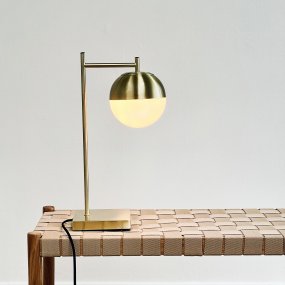 Caen 45cm Latón/blanco lámpara de mesa De Dyberg Larsen - La lámpara cuenta con un cable de tela negro de 1,6 metros de largo con un interruptor de encendido y apagado, lo que la hace elegante y funcional.