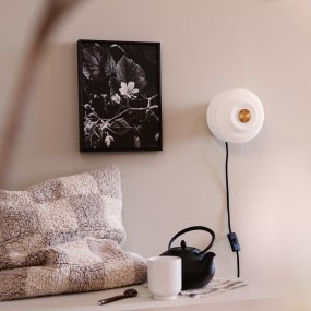 Diva Ø18 Blanco lámpara de pared De Dyberg Larsen - Fabricada en vidrio opalino soplado y con un tamaño compacto de 15 cm de alto y 16 cm de diámetro, Diva es un elegante complemento para cualquier estancia.