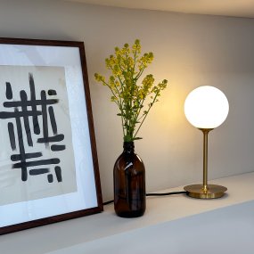 Sia 30cm Latón lámpara de mesa De Dyberg Larsen - La suave luz de la pantalla de cristal crea una atmósfera acogedora y la base de latón transmite una impresión lujosa y duradera.