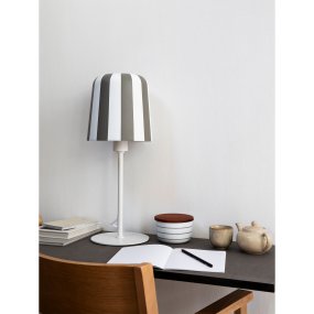 Gry 50cm Gris lámpara de mesa De Dyberg Larsen - Genom att ta igenk&auml;nnbara m&ouml;nster och s&auml;tta dem i en ny kontext ville hon skapa en lampa som f&aring;r m&auml;nniskor att le och ger en unik visuell upplevelse.