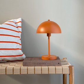 Stockholm 30cm Terracota portátil De Dyberg Larsen - El pr&aacute;ctico indicador de bater&iacute;a muestra claramente cuando es el momento de cargar y, cuando est&aacute; completamente cargada, la luz brilla hasta 6 horas con una carga de bater&iacute;a.