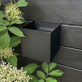 Venus Negro lámpara de exterior De Dyberg Larsen - La lámpara de pared para exterior Venus es una opción elegante y moderna para su iluminación exterior.