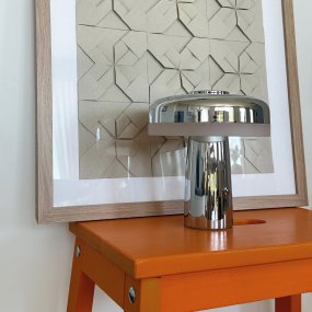 Porter 16cm Cromo portátil De Dyberg Larsen - La lámpara de mesa LED recargable Porter es una lámpara moderna y funcional con un diseño único en el que la luz nace desde el borde, proporcionando una luz agradable y uniforme.