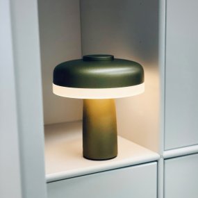 Porter 16cm Verde metalizado portátil De Dyberg Larsen - La lámpara de mesa LED recargable Porter es una lámpara moderna y funcional con un diseño único en el que la luz nace desde el borde, proporcionando una luz agradable y uniforme.