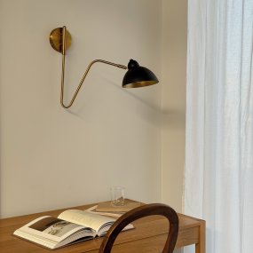Futura 52cm Latón lámpara de pared De Dyberg Larsen - Cuenta con un mecanismo giratorio de 180 grados que permite un fácil ajuste de la luz y es perfecto para rincones y áreas de trabajo.
