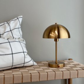Stockholm 30cm Latón antiguo portátil De Dyberg Larsen - El práctico indicador de batería muestra claramente cuando es el momento de cargar y, cuando está completamente cargada, la luz brilla hasta 6 horas con una carga de batería.
