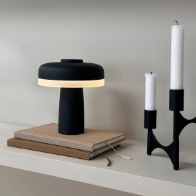 Porter 16cm Negro portátil De Dyberg Larsen - La lámpara de mesa LED recargable Porter es una lámpara moderna y funcional con un diseño único en el que la luz nace desde el borde, proporcionando una luz agradable y uniforme.
