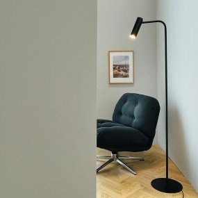 Skagerrak Negro lámpara de pie De Dyberg Larsen - Con su expresión minimalista y su enfoque en la simplicidad elegante, la lámpara se adapta perfectamente a interiores modernos y clásicos.