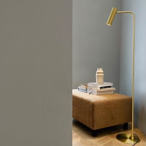 Skagerrak Latón lámpara de pie De Dyberg Larsen - Con su expresión elegante y su enfoque en la simplicidad con estilo, la lámpara se adapta perfectamente a interiores modernos y clásicos.