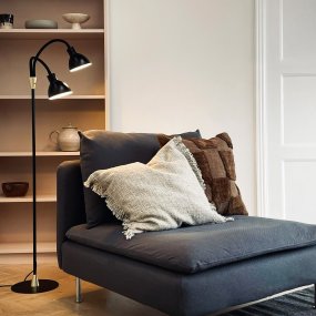 Lilje Negro lámpara de pie De Dyberg Larsen - Lily golvlampa i svart och m&auml;ssing kombinerar modern design med flexibilitet och funktionalitet.