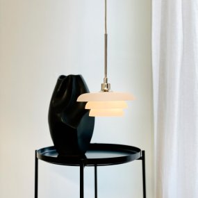 Ava Ø20 Ópalo Lámpas de techo De Dyberg Larsen - Agregue un toque de estilo a su hogar con la hermosa lámpara colgante Ava de Dyberg Larsen, una lámpara de diseño danés que combina simplicidad y elegancia.