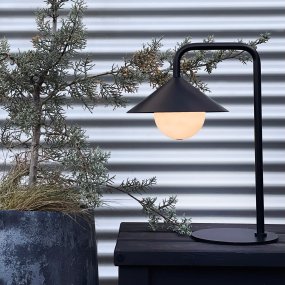 Nova 46cm Negro portátil De Dyberg Larsen - La pantalla se carga completamente en aproximadamente 4 horas con el cable USB-C de 120 cm incluido y ofrece una autonom&iacute;a de hasta 90 horas con el brillo m&iacute;nimo y hasta 20 horas con el m&aacute;ximo.