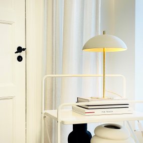 Globus 44cm Latón/beige De Dyberg Larsen - Con un di&aacute;metro de 30 cm y una altura de 44 cm, se convertir&aacute; en el centro de atenci&oacute;n de cualquier estancia.