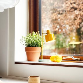 Ocean Mini 28cm Multicolor portátil De Dyberg Larsen - Se recarga f&aacute;cilmente con el cable USB-C de 120 cm incluido y se puede regular la intensidad de la luz mediante el interruptor en el cabezal.