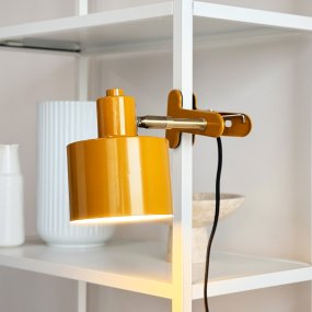 Ocean Amarillo lámpara de pinza De Dyberg Larsen - Combina funcionalidad con un dise&ntilde;o moderno y minimalista, creando un ambiente tranquilo y sofisticado.