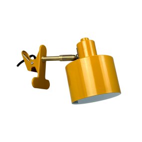 Ocean Amarillo lámpara de pinza De Dyberg Larsen - Combina funcionalidad con un dise&ntilde;o moderno y minimalista, creando un ambiente tranquilo y sofisticado.