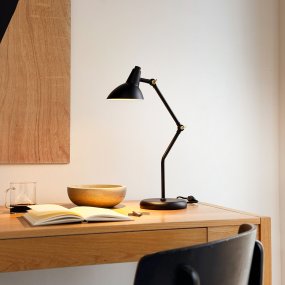Vela 45cm Negro De Dyberg Larsen - Proporciona una luz agradable y focalizada, y se adapta perfectamente a un escritorio, mesita de noche o mesa de centro.