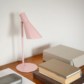 DL12 Mini 40cm Rosa lámpara de escritorio De Dyberg Larsen - Con sus líneas gráficas distintivas y su silueta elegante, es perfecta para un escritorio en la oficina o como lámpara de lectura en la sala de estar o el dormitorio.