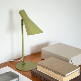DL12 Mini 40cm Verde lámpara de escritorio De Dyberg Larsen - Con sus l&iacute;neas gr&aacute;ficas distintivas y su silueta elegante, es perfecta para un escritorio en la oficina o como l&aacute;mpara de lectura en el sal&oacute;n o el dormitorio.
