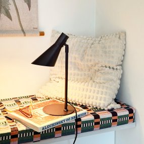 DL12 Mini 40cm Marrón lámpara de escritorio De Dyberg Larsen - Con sus l&iacute;neas gr&aacute;ficas distintivas y su silueta elegante, es perfecta para un escritorio en la oficina o como l&aacute;mpara de lectura en el sal&oacute;n o el dormitorio.