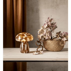 Funghi 17cm Marrón lámpara de mesa De Star Trading - Elegante decoraci&oacute;n de vidrio en forma de hongo con un hermoso patr&oacute;n marr&oacute;n y blanco, donde cada hongo tiene su propia personalidad.