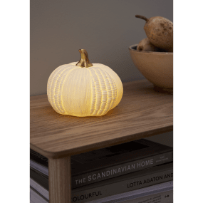 Pumpkin 12cm Blanco De Star Trading - La l&aacute;mpara de mesa Calabaza es una encantadora lamparita de porcelana blanca que emite una luz suave y c&aacute;lida.