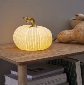 Pumpkin 15cm Blanco De Star Trading - La l&aacute;mpara de mesa Calabaza es una encantadora lamparita de porcelana blanca que emite una luz suave y c&aacute;lida.