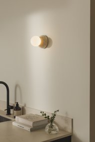 Torrano Ø13 Travertino beige lámpara de baño De Globen Lighting - Torrano, hecha de piedra maciza, es un hermoso detalle en la habitación.