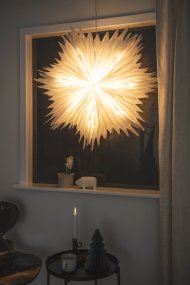 Estrella De Papel Ø80 Blanco De Konstsmide - La estrella tiene un pr&aacute;ctico soporte para cable y un interruptor de encendido para encenderla y apagarla f&aacute;cilmente.