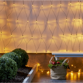 Malla De Luces Golden Warm White 3m Negro De Star Trading - Viene con un cable de conexión negro de 5 m de largo y un transformador.