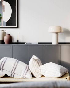 Lean on Me 40cm Beige lámpara de mesa De By Rydéns - La l&aacute;mpara est&aacute; hecha de metal, con la base de la l&aacute;mpara con un acabado mate y la pantalla con un acabado brillante, creando un hermoso contraste.
