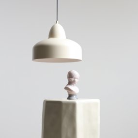 Como Ø30 blanco crema De Artera - La sencilla pantalla de metal de color crema proporciona una luz suave y dirigida, perfecta para crear un ambiente acogedor en la cocina, el comedor o la sala de estar.