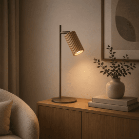 Lakewood 46cm Marrón lámpara de escritorio De Brilliant - Su diseño estilizado y su base redonda y estable la hacen ideal para un escritorio, pero también funciona perfectamente como lámpara de lectura en una mesita auxiliar.