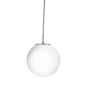 Atom Ø25 Blanco/plata De Searchlight - Gracias a su altura ajustable de hasta 1,2 metros, la lámpara se adapta fácilmente a las necesidades de la estancia: alta para un aspecto diáfano o baja para un ambiente más íntimo, por ejemplo, sobre una mesa de comedor o en un rincón.