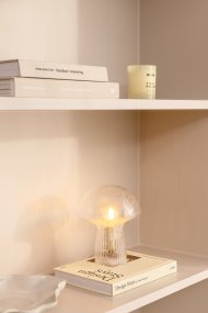 Fungo 20cm Transparente lámpara de mesa De Globen Lighting - La l&aacute;mpara Fungo con forma de hongo es una hermosa l&aacute;mpara de mesa hecha de vidrio soplado con detalles acanalados en la base.