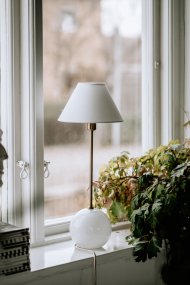 Iris 50cm Blanco lámpara de mesa De Globen Lighting - Iris es una preciosa l&aacute;mpara de mesa de cristal coloreado con burbujas de aire sopladas y una pantalla de algod&oacute;n a juego con la base.