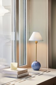 Iris 50cm Azul lámpara de mesa De Globen Lighting - Iris es una hermosa l&aacute;mpara de mesa de vidrio coloreado con burbujas de aire y una pantalla de algod&oacute;n a juego con una parte superior seca, a juego con la base.