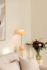 Iris 50cm Rosa lámpara de mesa De Globen Lighting - Iris es una hermosa l&aacute;mpara de mesa de vidrio coloreado con burbujas sopladas y una pantalla de algod&oacute;n con parte superior seca a juego con la base.