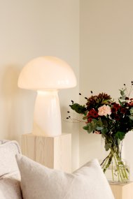 Fungo Swirl 42cm Beige De Globen Lighting - La l&aacute;mpara Fungo con forma de hongo es una hermosa l&aacute;mpara de mesa hecha de vidrio soplado con un decorativo patr&oacute;n de espiral.